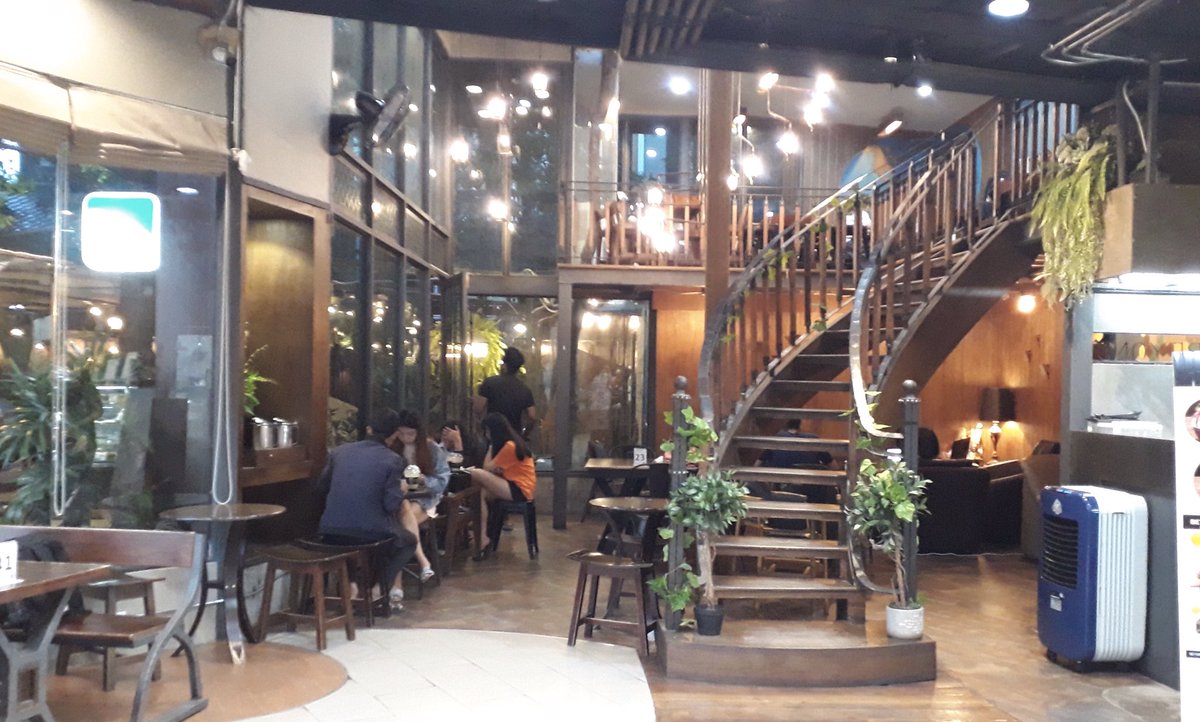 KoyPiyaporn's tweet photo. Beyond Cafe กาฟ เค้ก อุดร... เป็นร้านกาแฟ local ที่ใหญ่มาก เต็มไปด้วยยน้องๆ นักเรียนมานั่งอ่านหนังสือกันเป็นกลุ่มๆ อารมณ์ประมาณ Too Fast To Sleep ที่กรุงเทพ ชอบตรงที่ยกเครื่องปริ้นท์มาไว้ในร้านกันเลยทีเดียว #รีวิวอุดร https://t.co/gQsFdCSeHL