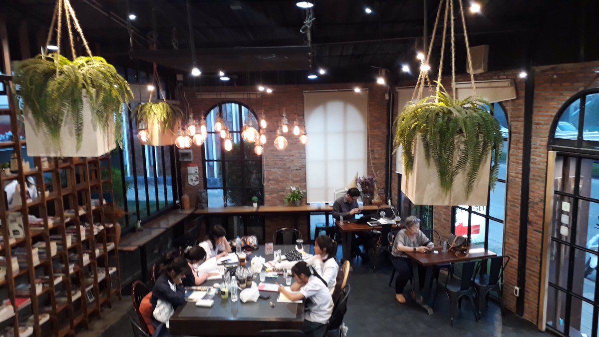 KoyPiyaporn's tweet photo. Beyond Cafe กาฟ เค้ก อุดร... เป็นร้านกาแฟ local ที่ใหญ่มาก เต็มไปด้วยยน้องๆ นักเรียนมานั่งอ่านหนังสือกันเป็นกลุ่มๆ อารมณ์ประมาณ Too Fast To Sleep ที่กรุงเทพ ชอบตรงที่ยกเครื่องปริ้นท์มาไว้ในร้านกันเลยทีเดียว #รีวิวอุดร https://t.co/gQsFdCSeHL