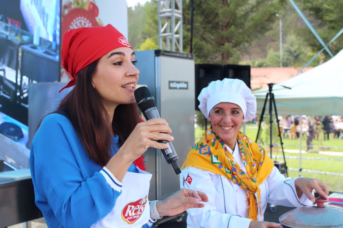 Kastro_fest's tweet photo. Beslenme Uzmanı @dilarakocakiyiyasam ve yerel şef Fati Ay ile birlikte gerçekleştirdi��imiz “Geleneksel Tatlar Sağlıklı Sofralar” etkinliğini gerçekleştirdik. https://t.co/jyRRmyU3U0