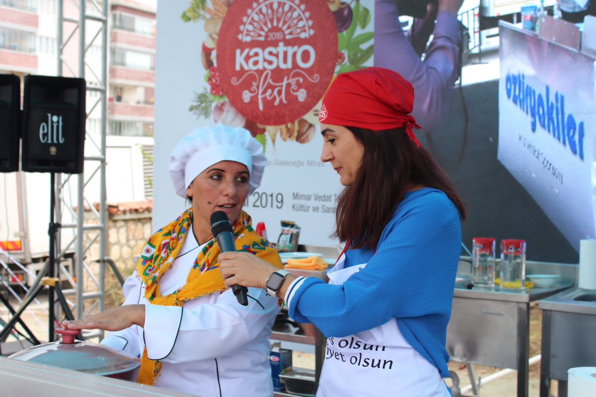Kastro_fest's tweet photo. Beslenme Uzmanı @dilarakocakiyiyasam ve yerel şef Fati Ay ile birlikte gerçekleştirdi��imiz “Geleneksel Tatlar Sağlıklı Sofralar” etkinliğini gerçekleştirdik. https://t.co/jyRRmyU3U0