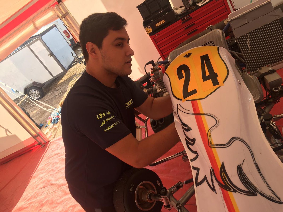 EtmcMotor's tweet photo. Estamos ya en el @cizuera . Jornada de puesta a punto de los monoplazas y toma de contacto con el asfalto. Son 5 tandas de entrenamientos libres. Dos fotos de esta maรฑana: @RacingMarti subido a su kart, y Kevin, ingeniero de #ETMC recabando datos. ยกVamos, equipo!
#CEK #karting https://t.co/iIgMndBjOZ