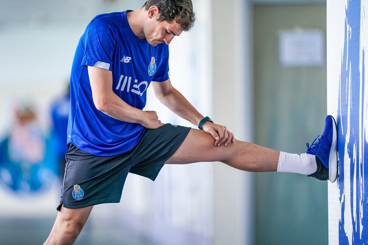 IkerCasillas's tweet photo. El estiramiento es tan importante como un buen entrenamiento. #FelizViernesATodos 👍 https://t.co/AVJLikkmHz