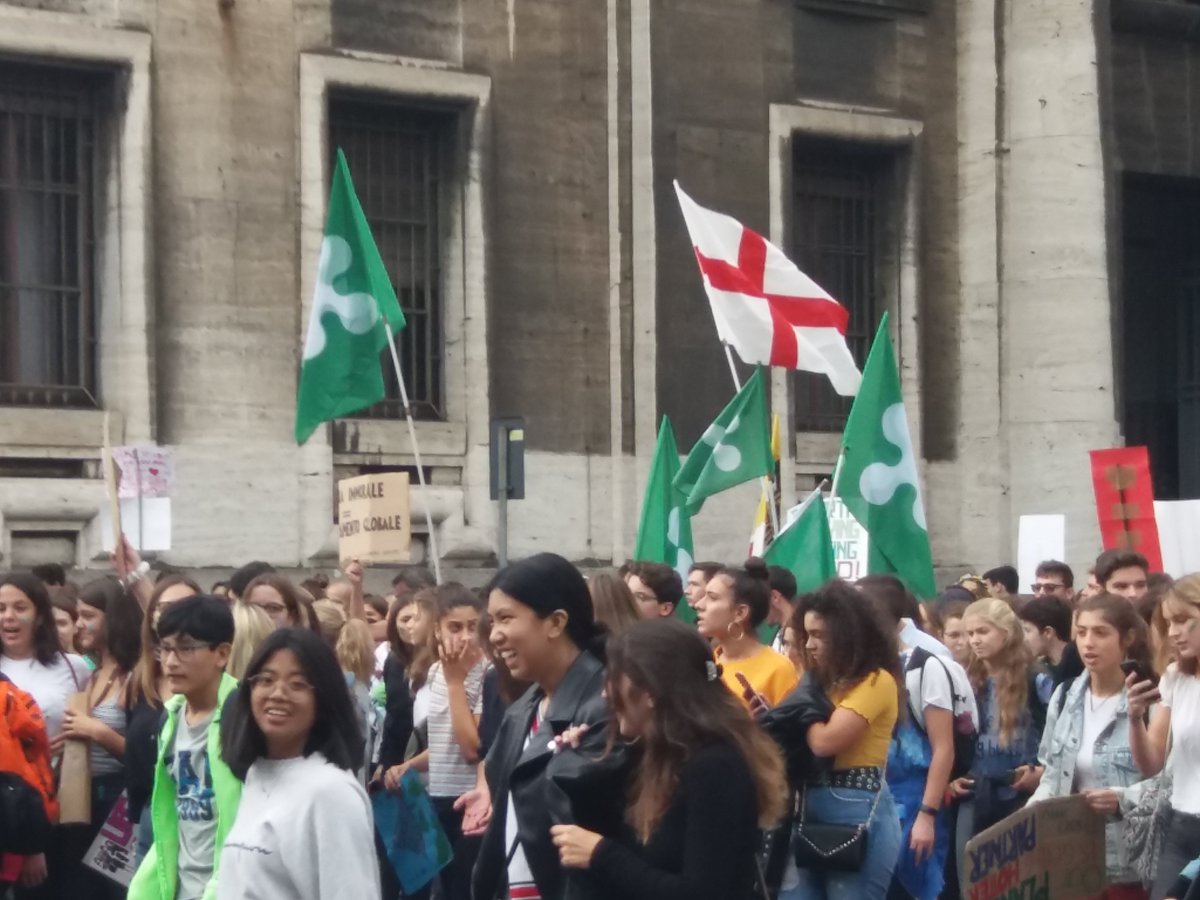 penazzi_ap's tweet photo. Anche a #Milano, in #Lombardia, come in tutto il mondo: #Essere, #Agire, #Chiedere. L'#EconomiadiComunione con #PropheticEconomy...
https://t.co/0UUzE1DIpY

#FridaysForFuture #ClimateStrike https://t.co/m0f1F0LSb2