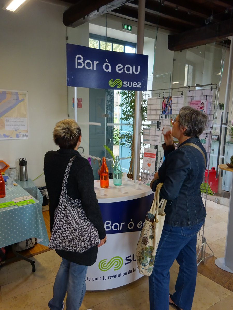 EliseVoilly's tweet photo. hydratez-vous💧🥛 ! merci aux participants de la semaine bien-être @Chalon_officiel @LeGrandChalon qui sont venus nombreux à l'#animation du bar à #eau @suezFR https://t.co/6Bk2oixgn4