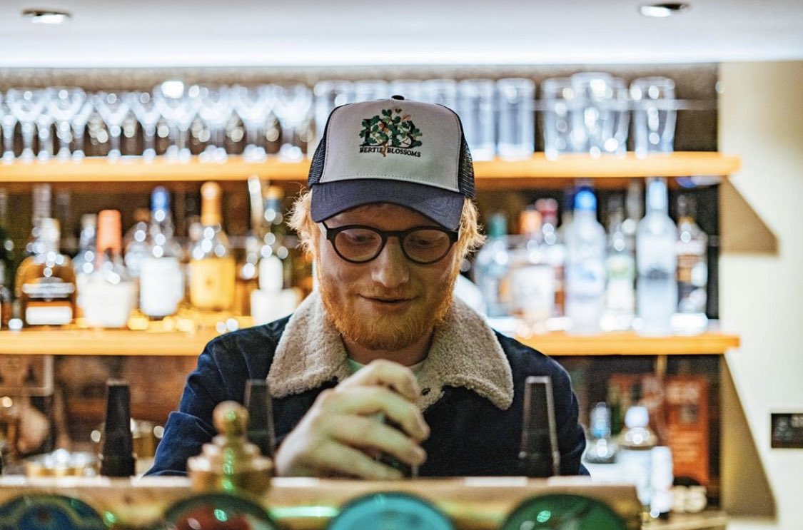 EdSheeranArabic's tweet photo. ايد شيران وصديقه افتتحوا اخيراً البار الخاص بهم في لندن "Bertie Blossoms" الموجود في شارع "بورتابيلو". https://t.co/d2jeE23PxM