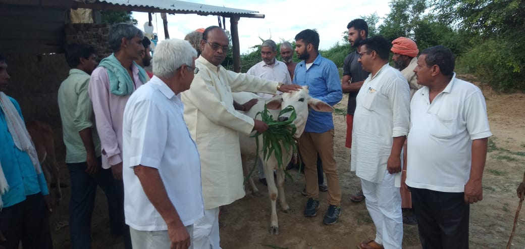 devendrLodhiBJP's tweet photo. आज दिनांक 27/09/2019 को माननीय मुख्यमंत्री उत्तर प्रदेश सरकार के द्वारा मुख्यमंत्री पर्यटन संवर्धन योजना के अंतर्गत एक पर्यटन केन्द्र को विकसित किया जाना है औरंगाबाद ताहरपुर में  श्री सिद्ध बाबा  मंदिर का पर्यटन योजना के अंतर्गत निरीक्षण करते हुए जल्द होगा जीर्णोद्धार https://t.co/syoeVeZ6m9