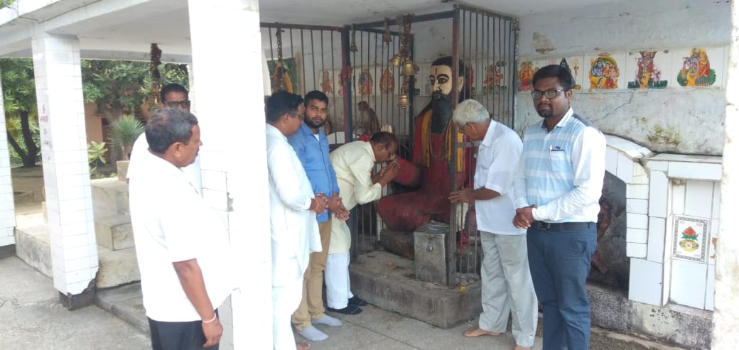 devendrLodhiBJP's tweet photo. आज दिनांक 27/09/2019 को माननीय मुख्यमंत्री उत्तर प्रदेश सरकार के द्वारा मुख्यमंत्री पर्यटन संवर्धन योजना के अंतर्गत एक पर्यटन केन्द्र को विकसित किया जाना है औरंगाबाद ताहरपुर में  श्री सिद्ध बाबा  मंदिर का पर्यटन योजना के अंतर्गत निरीक्षण करते हुए जल्द होगा जीर्णोद्धार https://t.co/syoeVeZ6m9