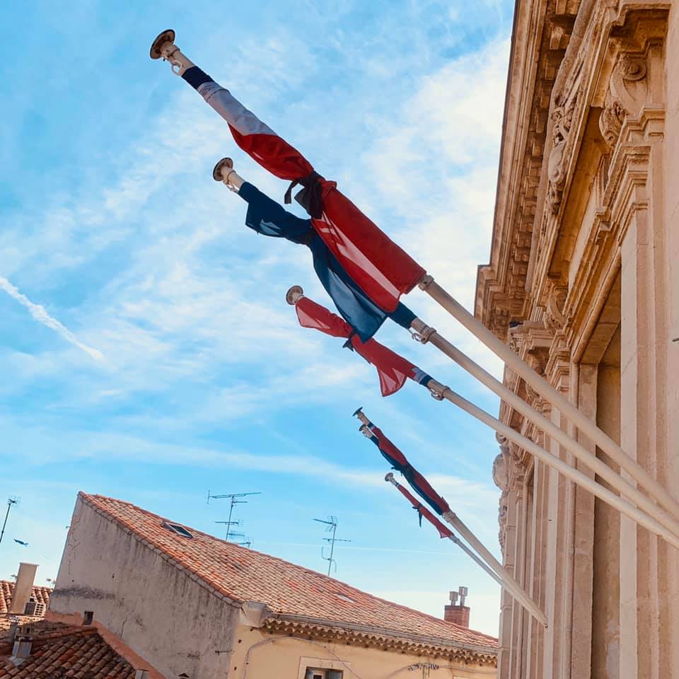 VilleFrontignan's tweet photo. Les drapeaux 🇫🇷 de la #VilleDeFrontignan sont en #berne jusqu'à lundi soir pour saluer la mémoire de Jacques #Chirac, ancien #Président de la #République.

✍️ Un cahier de #condoléances est à disposition de l'ensemble des Frontignanais•es à l'Hôtel de Ville.

#HommageChirac https://t.co/pHkWV9W58Q