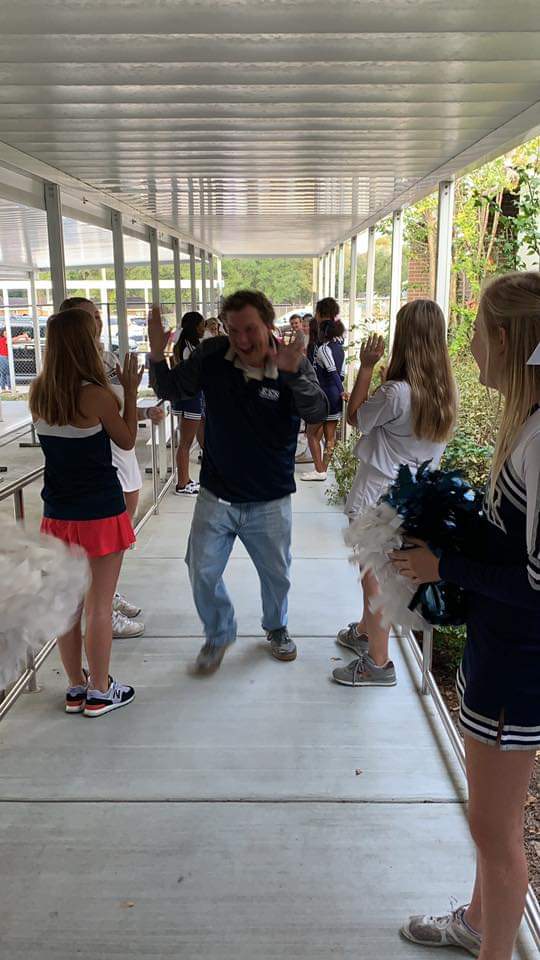 EasternElement3's tweet photo. What a GREAT way to start a Friday! Happy Independence Day to EES kids! Thank you WHS athletes for coming to cheer on our students! @EasternElement3 @WDNweb @PamPackWHS @BeaufortCoSchNC https://t.co/0niICYp20q