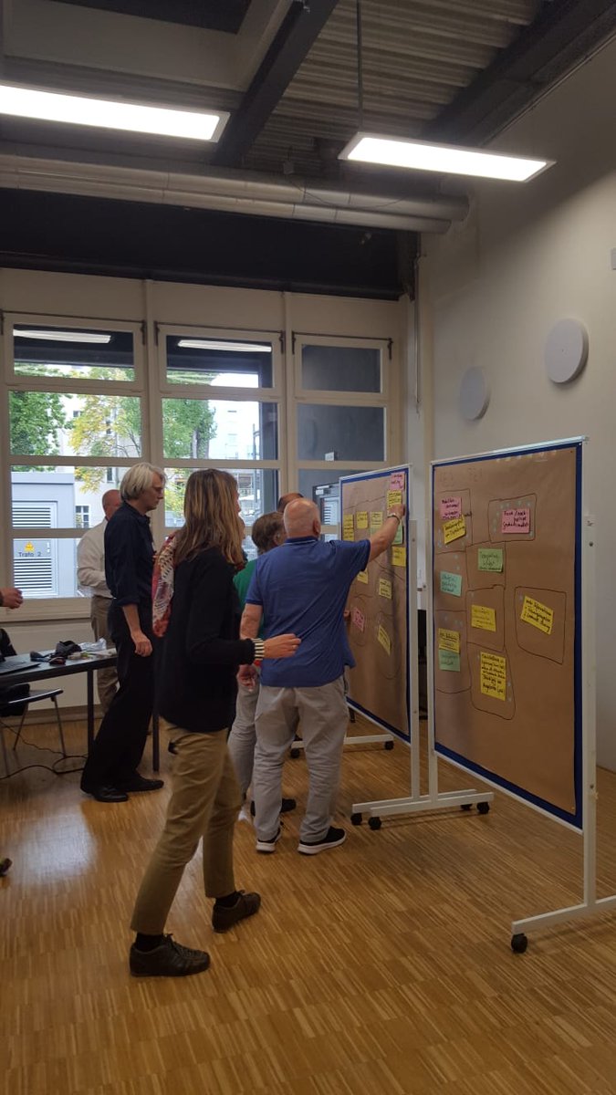 Am ersten Tag der #planungszellen bekommen die Teilnehmer*innen Inputs zu unterschiedlichen Themenbereichen von Kiezmobilität, anschließend wurden konkrete Umsetzungsvorschläge gesammelt, geclustert und bewertet. Und dann ist der erste Tag schon fast vorbei.

#forschungscampus