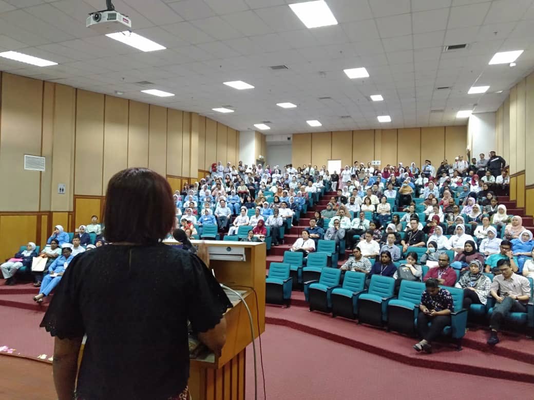 suma_mary's tweet photo. #WearBlueDay #PainAwarenessMonth pain awareness day at Penang Hospital. Pain specialist speaking to doctors and nurses - sitting on blue chairs!! https://t.co/oixzUg4UDX