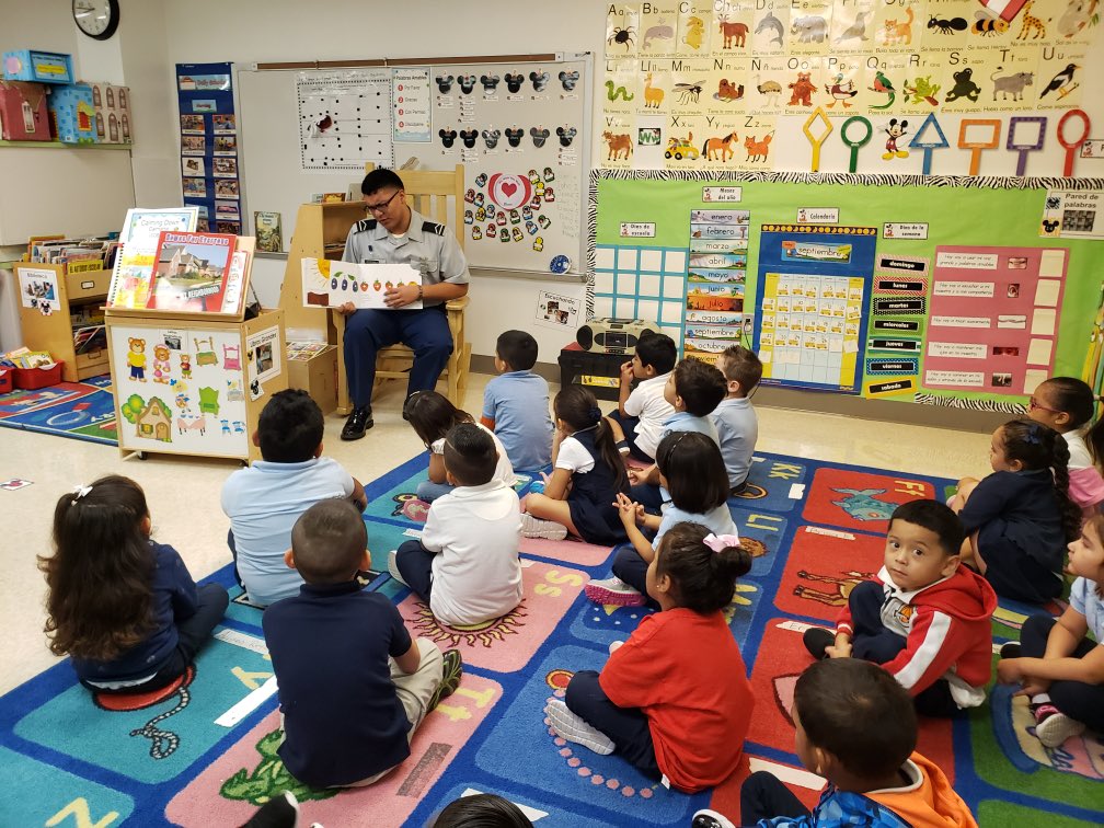 msmarroquinprek's tweet photo. @DarceleLofton enjoying reading by our visitors #menreadtoo https://t.co/KvdYMnTwL5