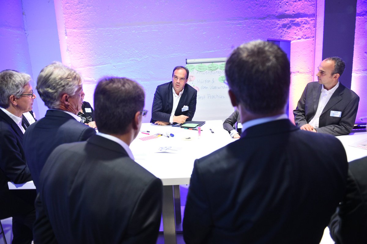 handelsblatt's tweet photo. In Expertenrunden zu den Themen Datensicherheit, Mittelstand und Strategische Allianzen diskutieren die #5Germany-Teilnehmer in kleinen Kreisen über die Zukunft von #5G.
Fotos: Marc-Steffen Unger https://t.co/7GwpRcE32W