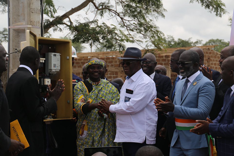 SidiTToure's tweet image. ✅ÉLECTRIFICATION DU QUARTIER DE BLAIDY EXTENSION
Le Président de la République, S.E. M. Alassane OUATTARA, a procédé, ce vendredi 27 septembre 2019, à la mise sous tension de la localité du Quartier de Blaidy Extension dans le département de Bocanda.
#VisitedEtatNzi
#Bocanda
#PP