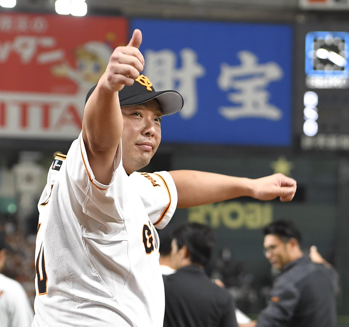 本日のベストショット📸】 試合後の優勝セレモニーでの #阿部慎之助