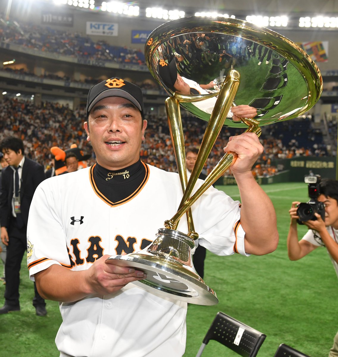 本日のベストショット📸】 試合後の優勝セレモニーでの #阿部慎之助