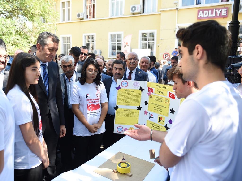 Bakan Selçuk, Adıyaman’ın Besni ilçesinde 21’incisi düzenlenen“Eğitim Bayramı” etkinliğinde çocuklarla buluştu. 

Haber 👉bit.ly/2ng6WOF