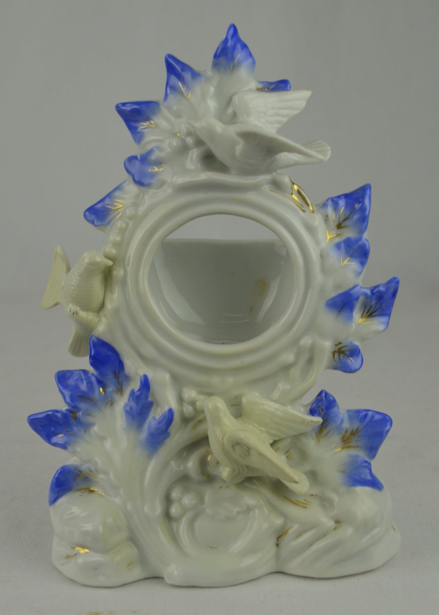 nawccmuseum's tweet photo. Circa 1880 pocket watch holder with a floral motif with three birds. Made of white china with blue-tipped leaves and petals and traces of gilt. #objectoftheday #watchholder #pocketwatch https://t.co/L2IJYzYbBM