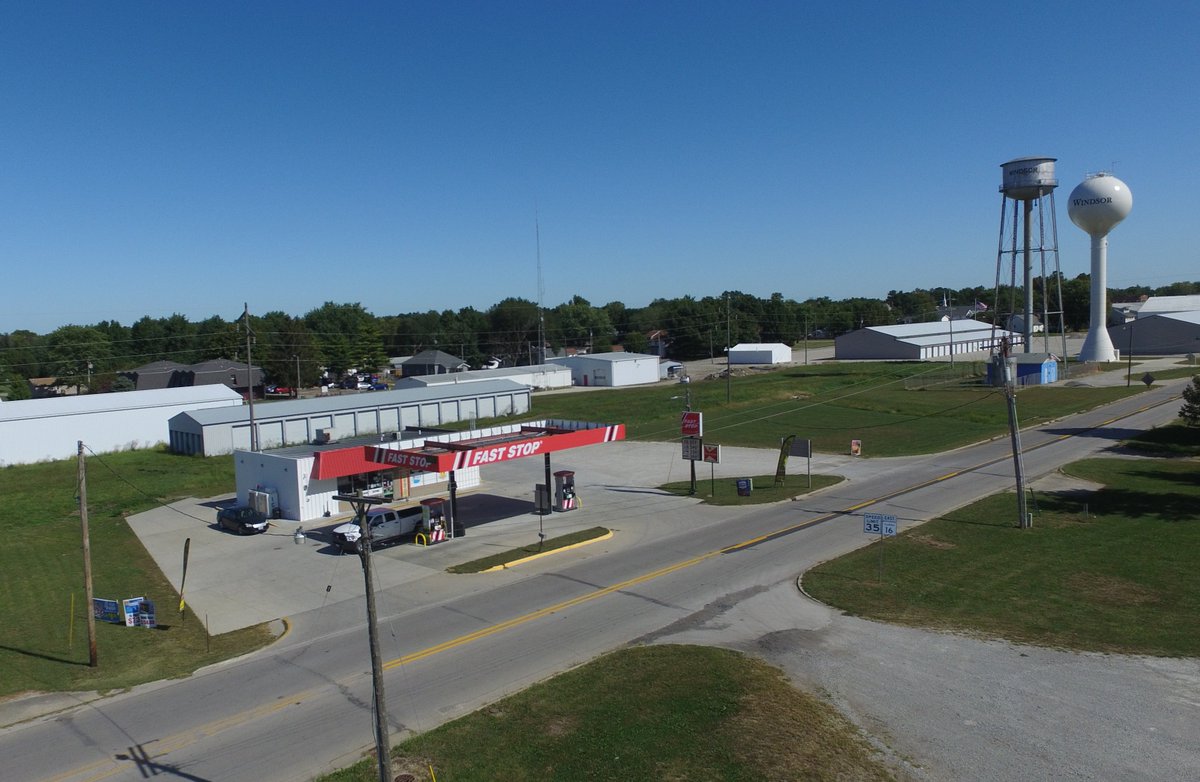 SouthCentralFS's tweet image. Out taking location pictures of our New FAST STOP in Widsor and caught this going by in just the right moment!  #FSServices #FSInVision @tracyh_growmark 
Stop by our Windsor FAST STOP and see us Today!