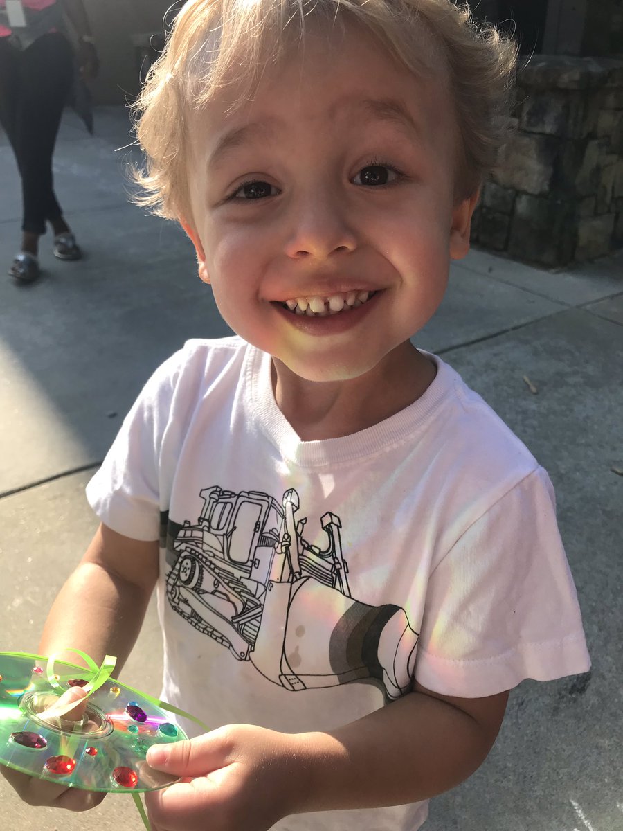 MakeSomeArt's tweet image. Early Learners using their rainbow catchers on a fun Friday morning! 🌈 @TrinityBears #TrinityLearns #CherishChildhood