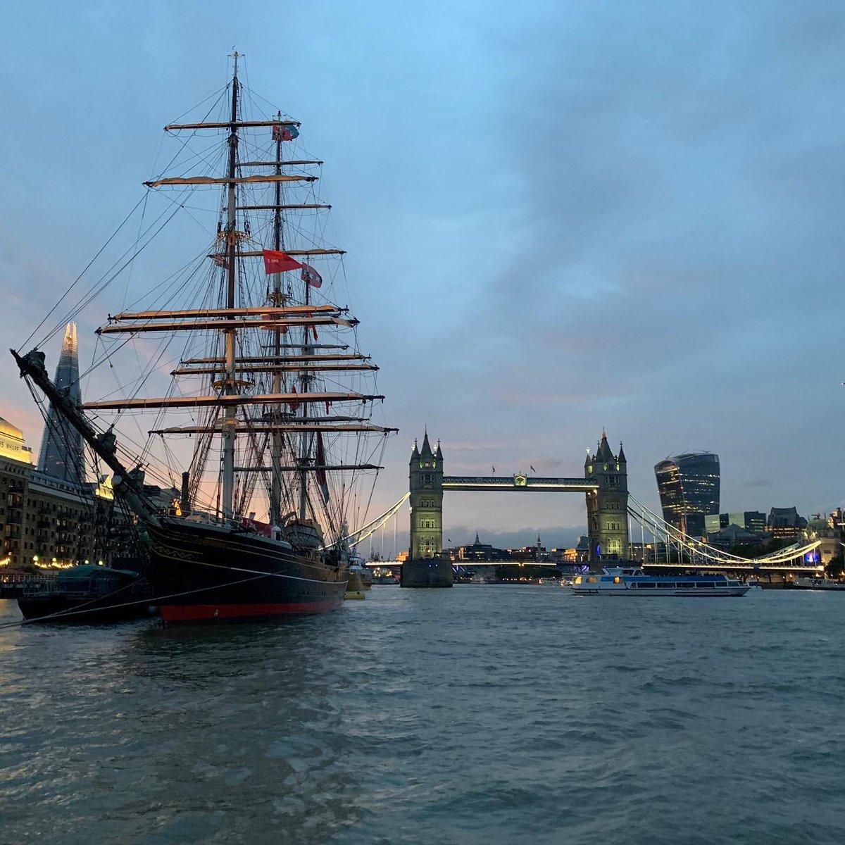 Conferences, seminars, cocktail parties, breakfast- lunch- and dinners, receptions, overnight guests and even a maritime-themed maths lesson: it has been an exciting week onboard Clipper Stad Amsterdam moored at the Tower Bridge in London! Hamburg is next....
