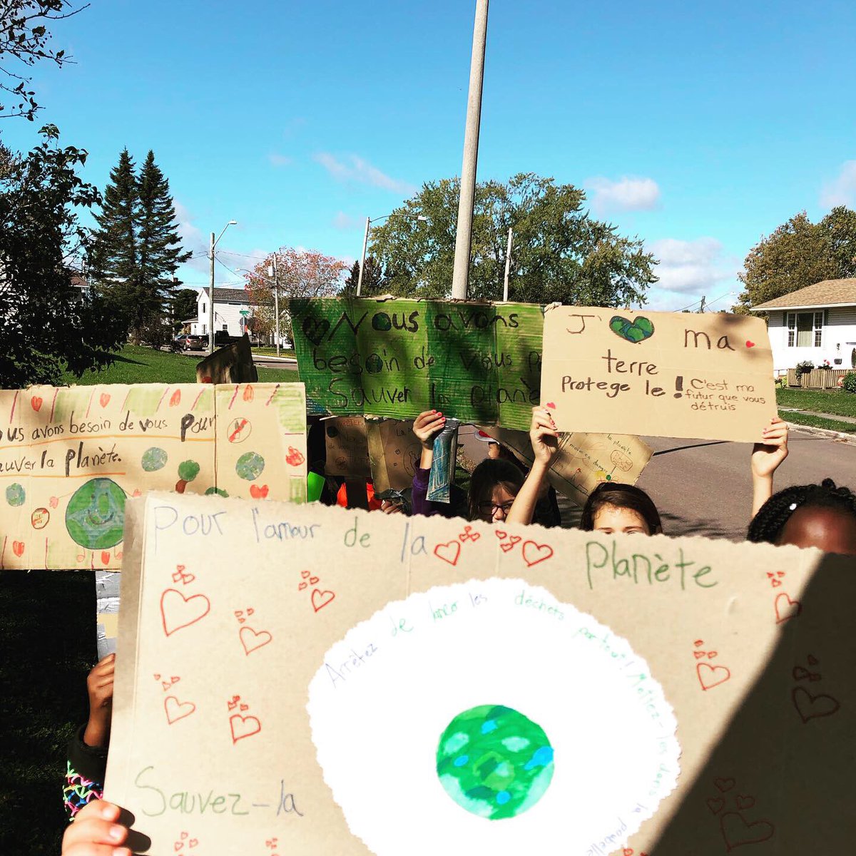 chloebertrand's tweet photo. 1,2,3.. on marche pour le climat!  4,5,6,7.. on veut sauver la planète! ♥️🌎 #lagrandemarchepourleclimat #fierté #engagement #environnement https://t.co/RpkJ78ifjP