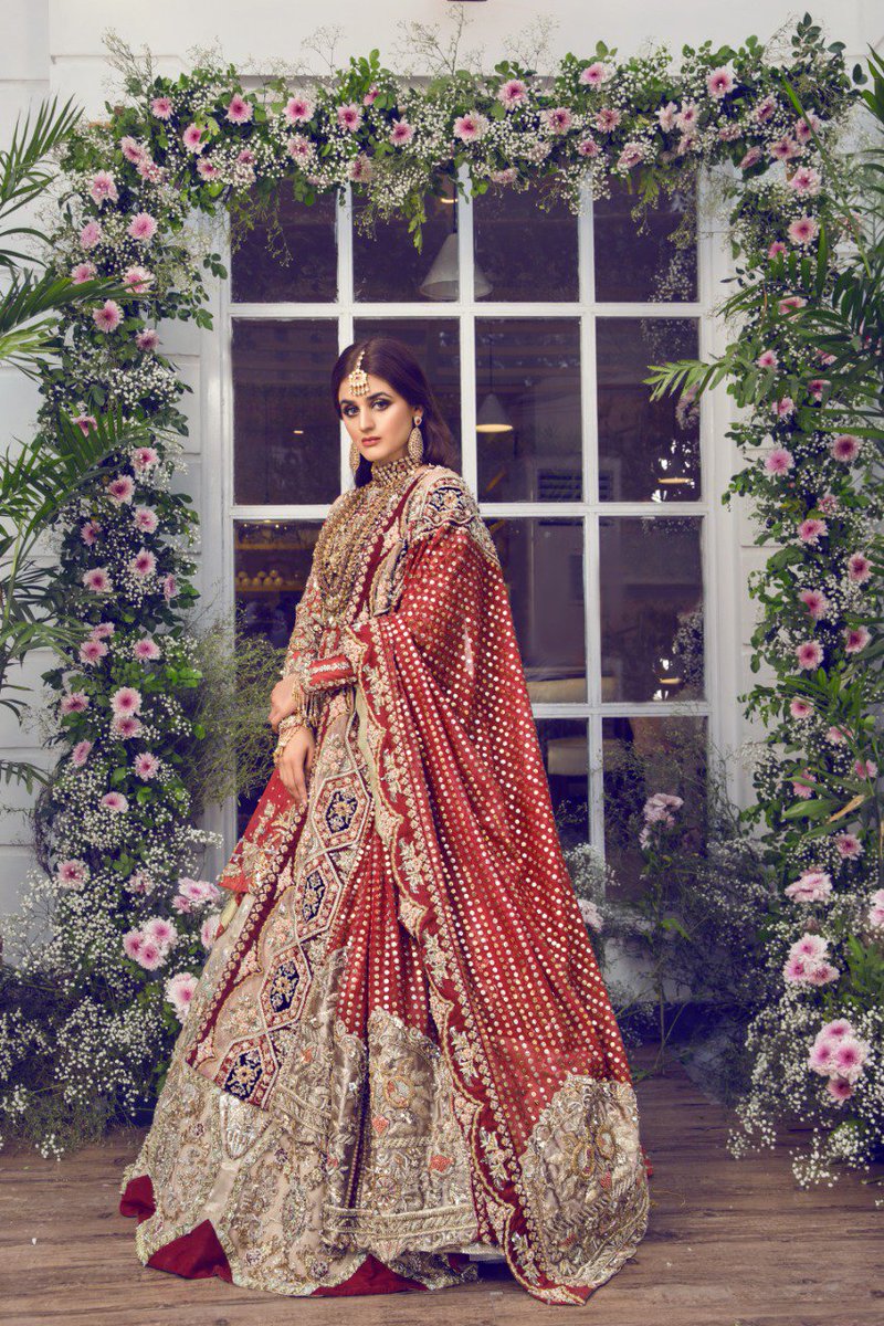 #EverthinebySamar has us swooning over their #SangatBridalCollection featuring gorgeous #hiramani looking like a dream in this decadent red bridal ensemble! Absolutely love the meticulous detailing and regality of hand embellishments ⭐
