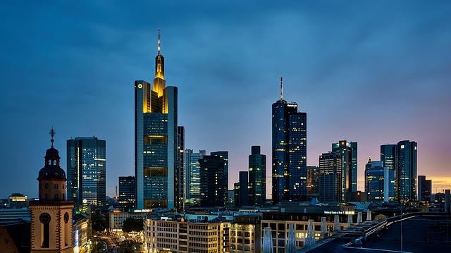 ThinkYoungNGO's tweet photo. 1 week before the 24H #Thinkathon 🎉
The participants will have the opportunity to win a trip to Frankfurt! ✈️
There's still time to register 👉 https://t.co/gN7aSxoGhp
#EUCanada #citizenship40 #ourdigitalfuture #ThinkYoung #goetheinstitutmontreal #goethegram #CJENDG https://t.co/ag3KSlK9pJ