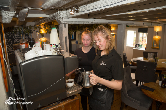 farmersboyinn's tweet photo. 🥧🥩🍔🍳Job Opportunity 🎂🍰🍻🍽️

The Farmer's Boy Inn combines the love of food with a love of people and we are looking for an APPRENTICE CHEF who is passionate about food. 

If that sounds like you, then direct message or ring us up at 01452 470109  to arrange an interview. https://t.co/p0p8Wbq1op