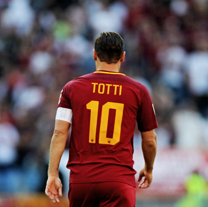 InvictosSomos's tweet photo. Pudo haber fichado por otros clubes en búsqueda de más títulos y reconocimientos individuales, pero su amor por AS Roma pudo más. Más goles, más asistencias y más partidos en TODA la historia de La Loba. Campeón del mundo. Leyenda del juego. Il gladiatore. ¡Felices 43, @Totti! https://t.co/6x7XiiQwIG