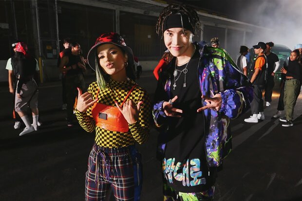 idolator's tweet photo. An absolutely viral sensation. Just a few hours after its release, @iambeckyg and @BTS_twt member j-hope's "Chicken Noodle Soup" is number 1 on US iTunes &amp; the video's been viewed nearly 6 million times: https://t.co/4xDB4sFR3H https://t.co/rfQpAS11W9