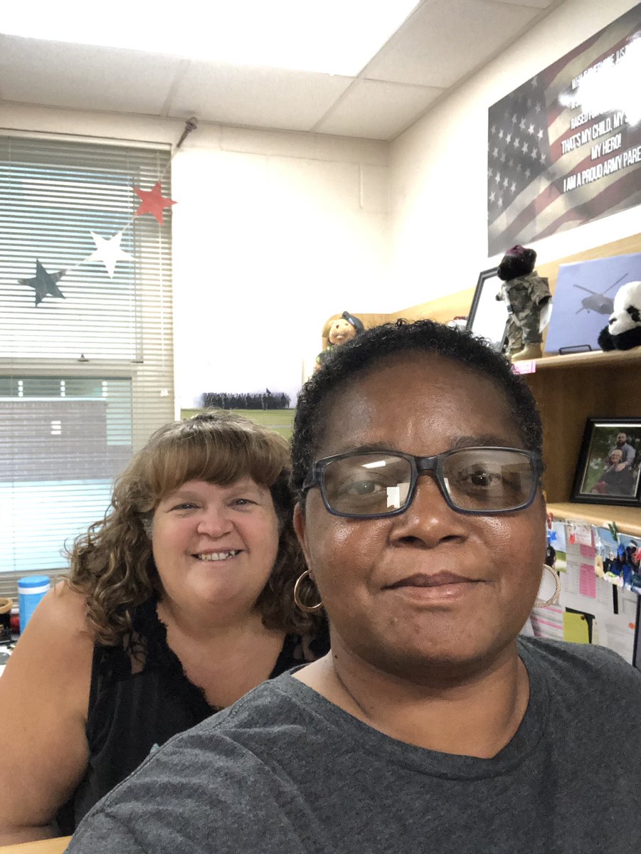 cleverchik20's tweet photo. @RSMSGATORS @MicheleBrown92 @CandieEzell Hanging with 7th grade house #fantasticfridays https://t.co/X2dCLXOycS