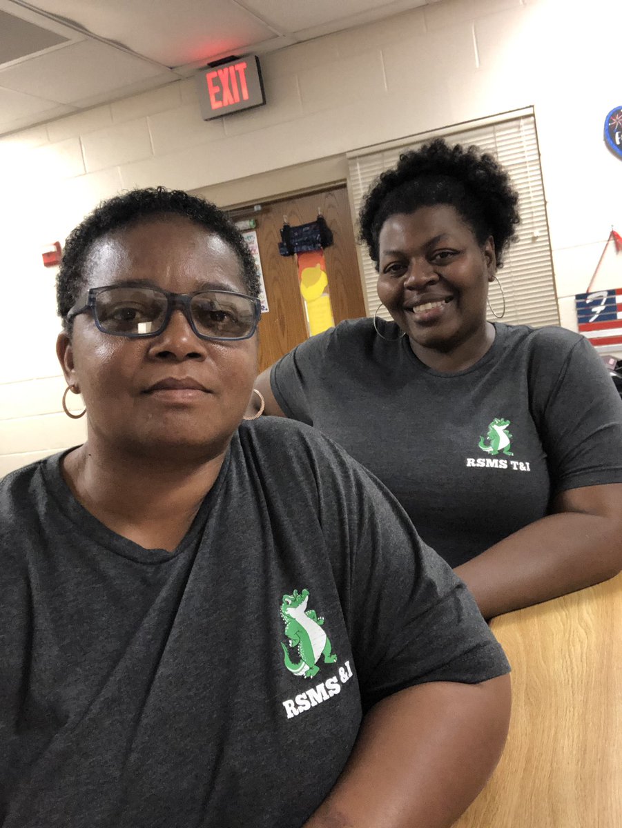 cleverchik20's tweet photo. @RSMSGATORS @MicheleBrown92 @CandieEzell Hanging with 7th grade house #fantasticfridays https://t.co/X2dCLXOycS