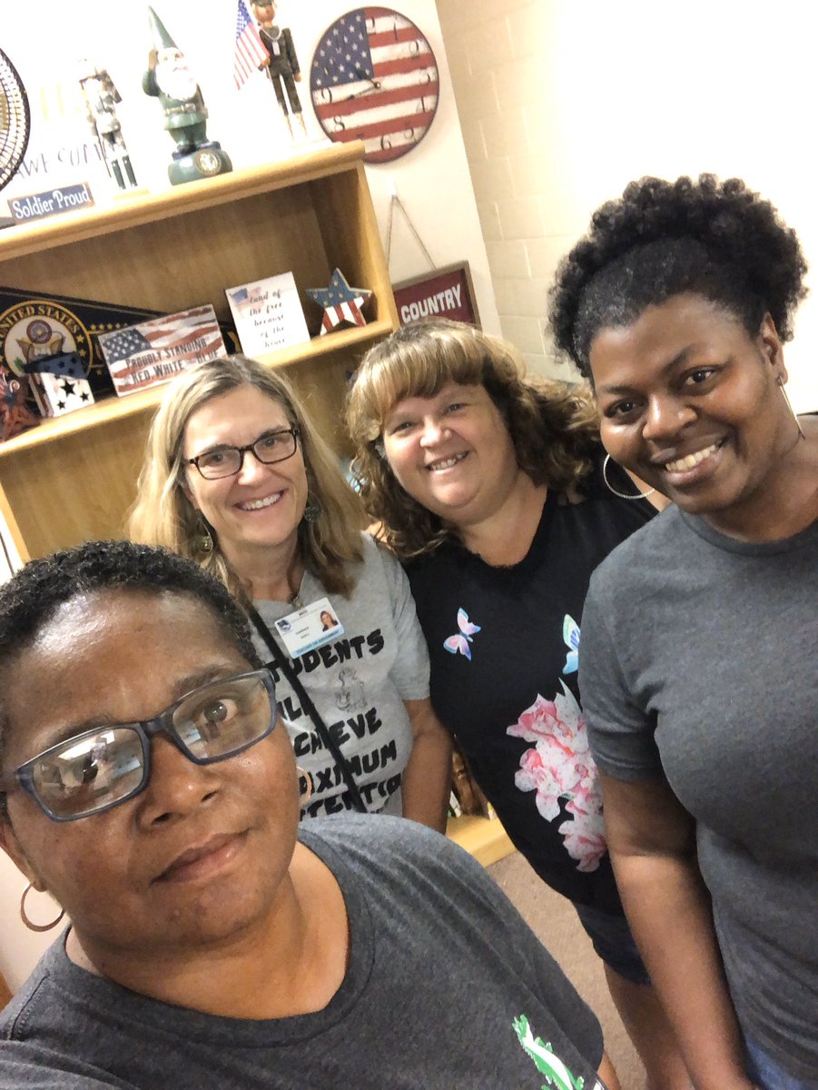 cleverchik20's tweet photo. @RSMSGATORS @MicheleBrown92 @CandieEzell Hanging with 7th grade house #fantasticfridays https://t.co/X2dCLXOycS