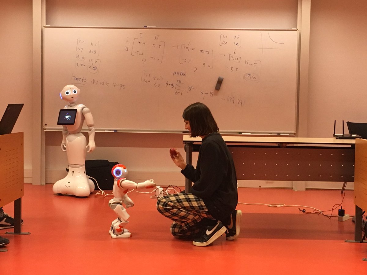HMIutwente's tweet image. Friday afternoon students of the course Foundations in Interaction Technology @utwenteEN are showing their behaviors designed on the Nao and Pepper robots! With @BSchadenberg @RandyKlaassen @khiettruong #interactiontechnology #humanmediainteraction