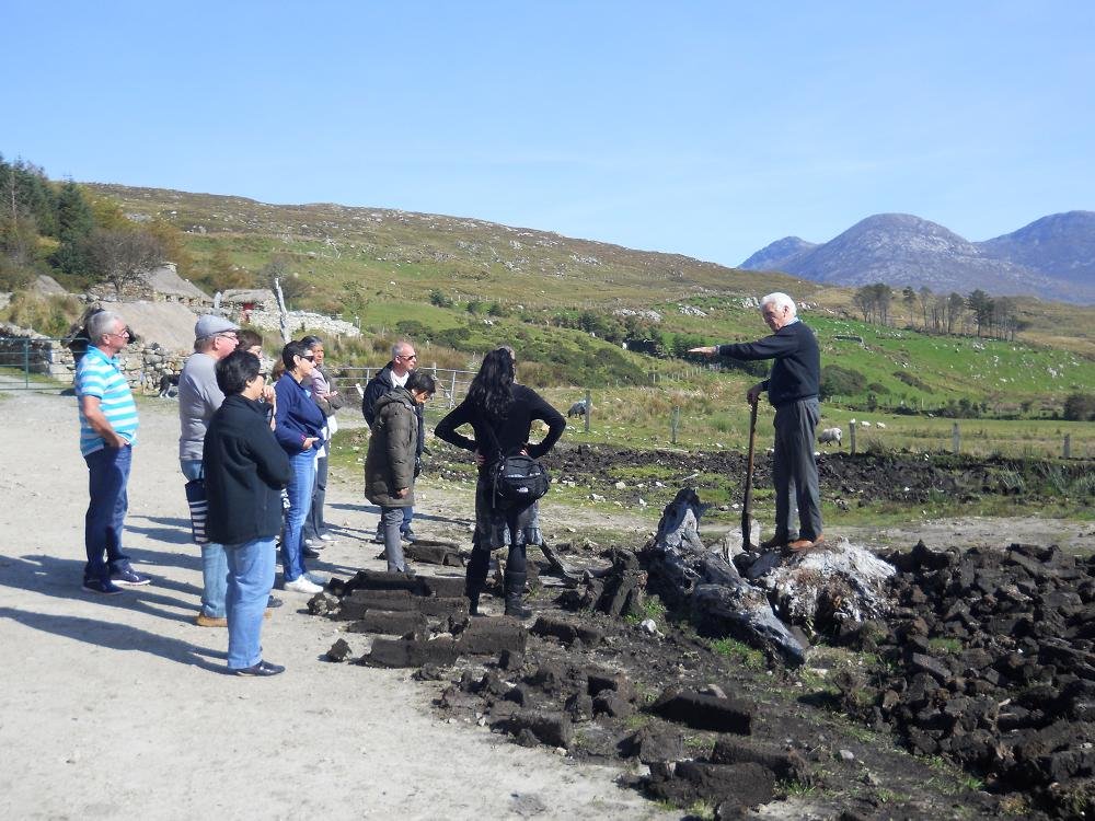 Is fearr obair ná caint Work is better than talking except when you're sharing stories & heritage of the place you live- it's not a job but a way of life #WorldTourismDay2019 #AranConnemara #LáDomhandanaTurasóireachta #WildAtlanticWay 'Tourism&Jobs-a better future for all'