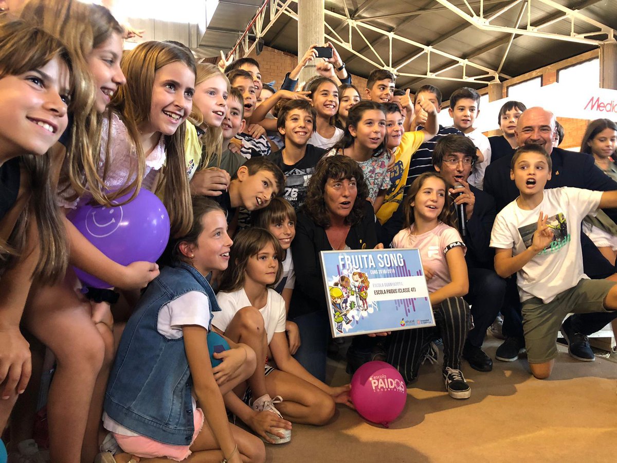COOPPAIDOS's tweet photo. La Consellera d'@agriculturacat 👩‍💼 ahir va entregar el diploma 📜de guanyadors 🏆 del #FruitaSong2019 als alumnes de 5è en la inauguració de la @FiradeLleida1 🚜🍎🍊 #TotsSomPaidos #EducacioPrimaria #ProjectesPaidos #TreballCooperatiu @montpeita @agrescatAEC @FTrams @EscolesCoop https://t.co/1WmBqP8vrb