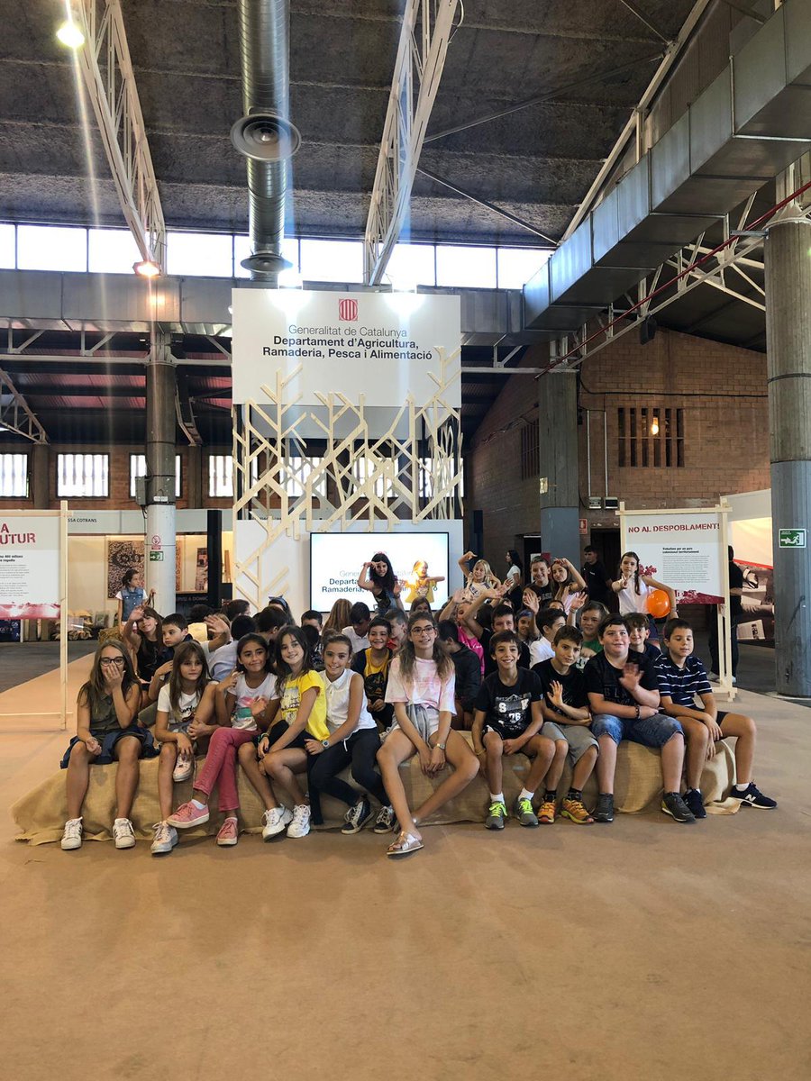 COOPPAIDOS's tweet photo. La Consellera d'@agriculturacat 👩‍💼 ahir va entregar el diploma 📜de guanyadors 🏆 del #FruitaSong2019 als alumnes de 5è en la inauguració de la @FiradeLleida1 🚜🍎🍊 #TotsSomPaidos #EducacioPrimaria #ProjectesPaidos #TreballCooperatiu @montpeita @agrescatAEC @FTrams @EscolesCoop https://t.co/1WmBqP8vrb