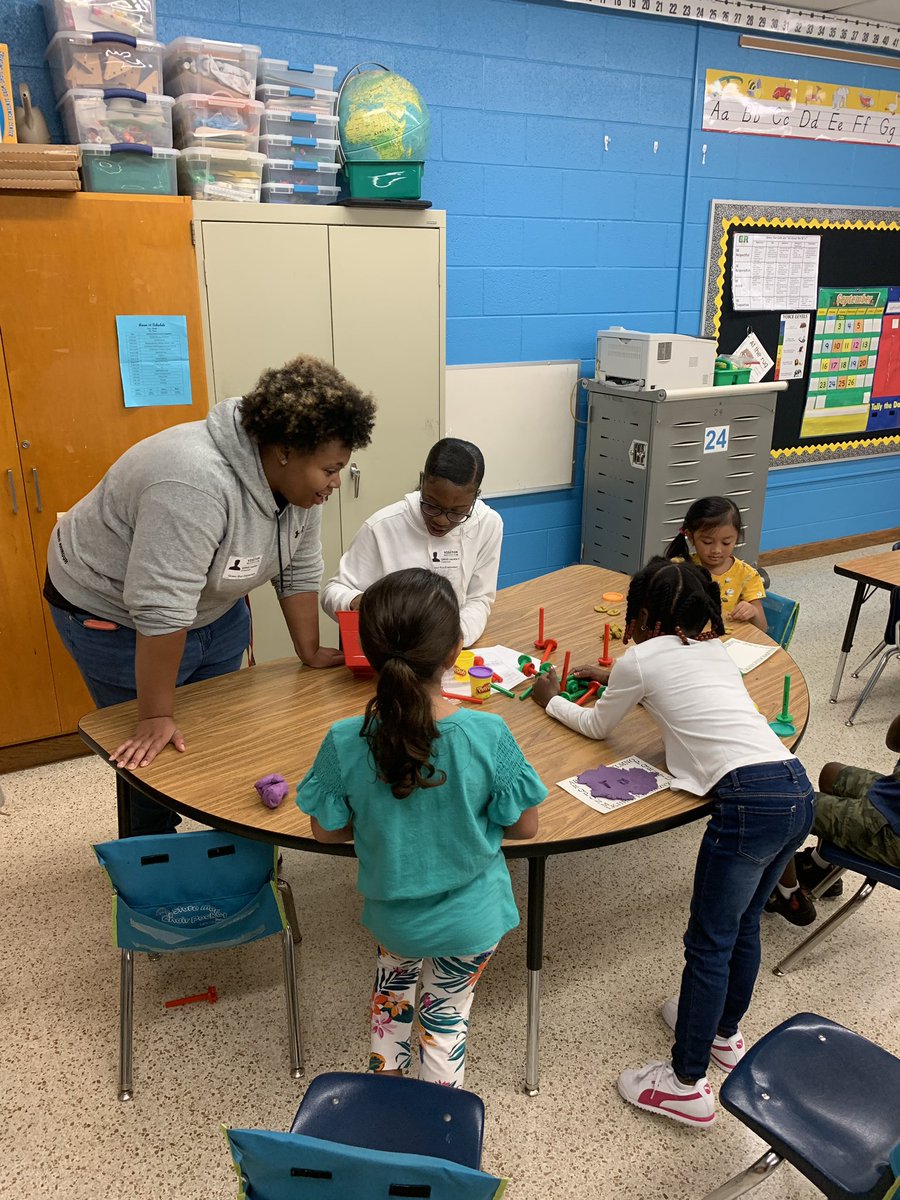 RachelLee0625's tweet photo. GRHS leadership class visted Green Run Elementary Kindergarten students today. https://t.co/HgRUZb89Sy