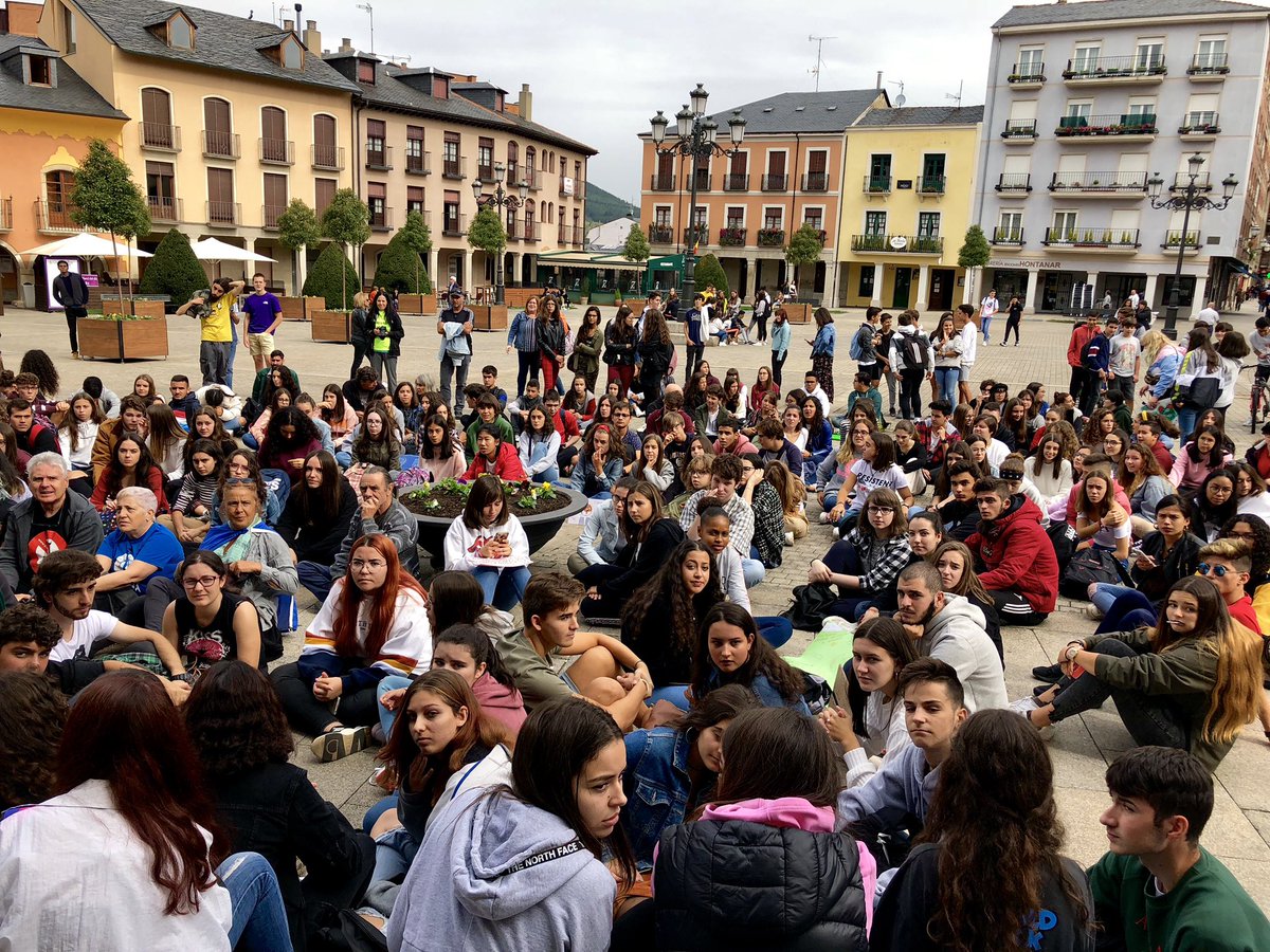 MerayoJorge's tweet photo. 🌍♥️Poniendo voz, junto a los estudiantes bercianos, para luchar contra el #CambioClimatico 📡🎙

@radiobierzo @La_SER  #climatechange #ponferrada #elbierzo #politicos #periodismo #cadenaser #radio #journalism #hoyporhoy #hora14 #informacion #calentamientoglobal #estudiantes https://t.co/vBhUw3Rp0n