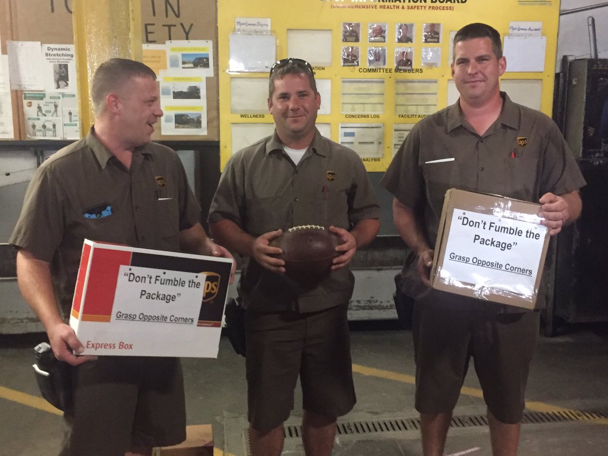 UPStopekasafety's tweet photo. Don’t Fumble the Package, Grasp Opposite Corners and keep in your Power Zone!! #imasafemaker #cpcdsafety @sdaniels3ups @chipcook4 @jrindafernshaw @CP_UPSers @ReubenLogan4 @Nelliestretch @TravisHinspeter @marc_peeler https://t.co/EoHVOIisDf