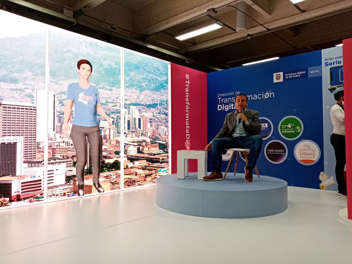 Transforma_Dig's tweet photo. Estamos con el gerente general de IBM, @Espinosa_DP el cual nos explica el proceso de Transformación Digital de su empresa y cómo el uso de algoritmos a apoyado en la toma de decisiones de los clientes
#Colombia40 #Bogotá https://t.co/P3i1aKhIu7
