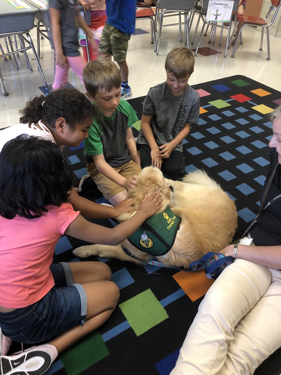 We had a special therapy dog visit in Room 10! Thanks to Bailey and Ms. Susan for stopping by! 🐕