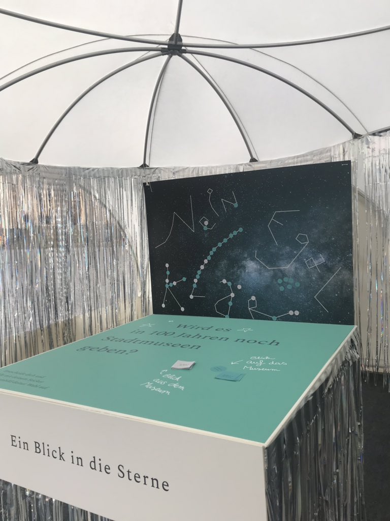 ClaudiaSaar's tweet photo. „Das Museum wird das, was früher der Kirchenraum war: Das wärmende Feuer der Kultur.“ #smartcitiesmuseums ... Resumé des Blicks in die Zukunft auf den Kärtchen der „Blicke in die Kristallkugel“ im Zelt vor dem #potsdammuseum. Sehr inspirierende Vorträge und Workshops. Merci! https://t.co/BOR2SVRxrL