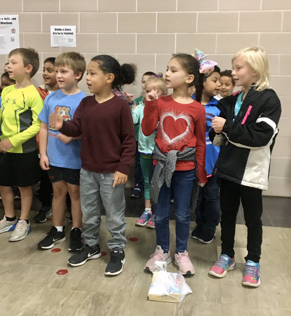 nicksofio's tweet image. Lakeview Walk a thon pep fest! #LKCanDoKids #ALASConnected