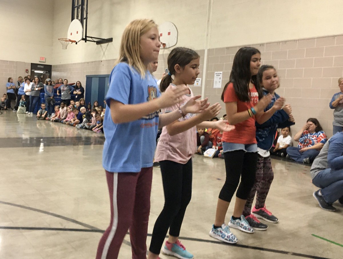 nicksofio's tweet image. Lakeview Walk a thon pep fest! #LKCanDoKids #ALASConnected