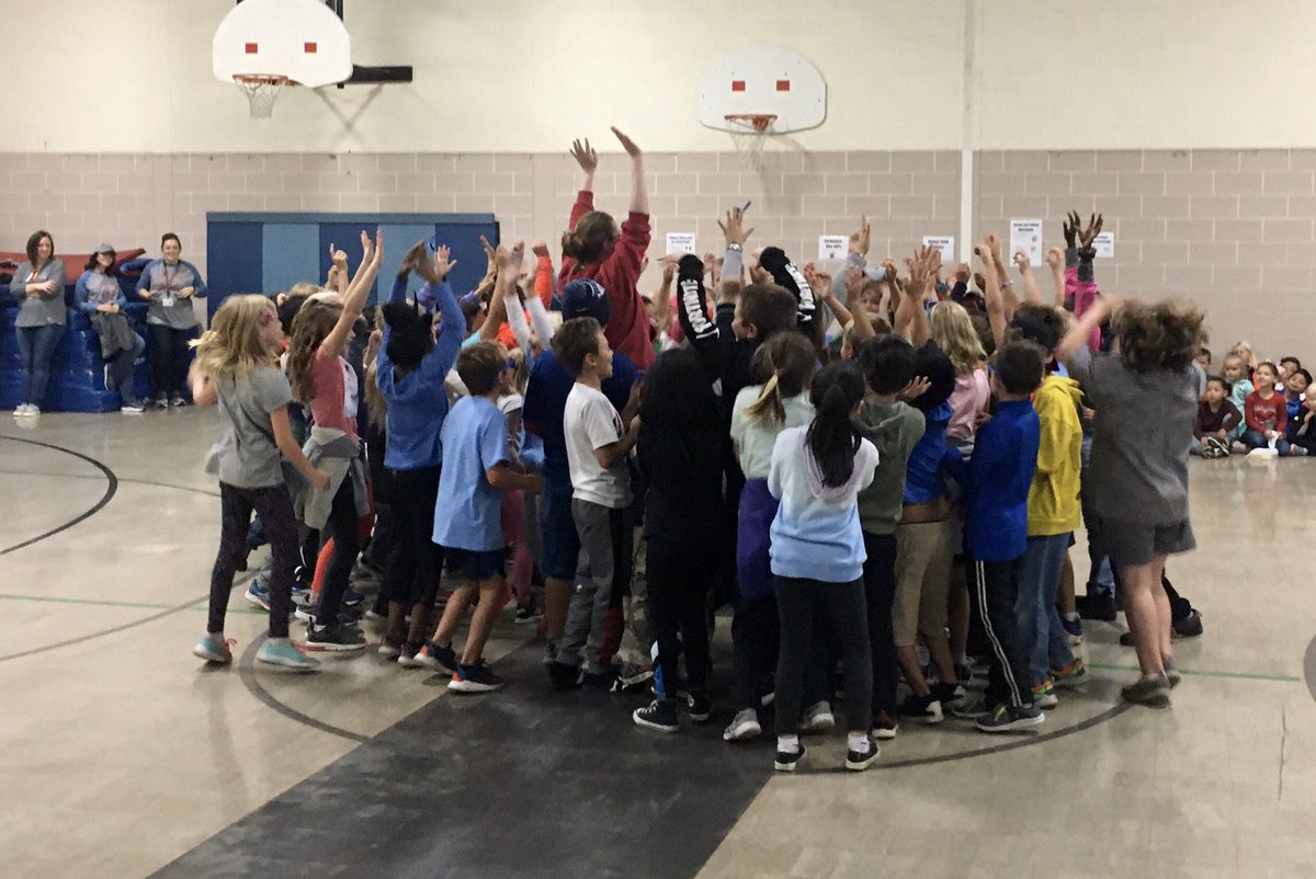 nicksofio's tweet image. Lakeview Walk a thon pep fest! #LKCanDoKids #ALASConnected