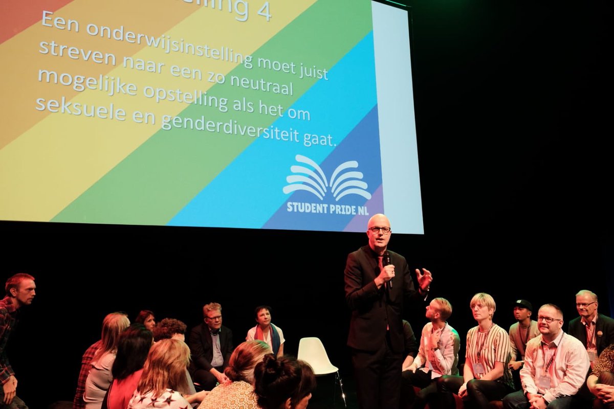 hsrotterdam's tweet photo. Collegevoorzitter @ronbormans1 tijdens het onderwijsdebat van #CONFAB2019. Laat hieronder vooral weten wat je van de stelling vindt. #studentpride https://t.co/1eqdUaYO0i
