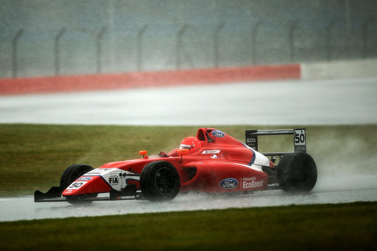 Felt more like powerboating than driving but we end the day on top of the timesheets at 🇬🇧 @SilverstoneUK! ⏱ P1 - @HorstenBart P2 - @alexconnor27 P7 - @Tommyfoster08 P8 - @abbie_racing #RedArrows | #RacingForAnthoine | #BritishF4