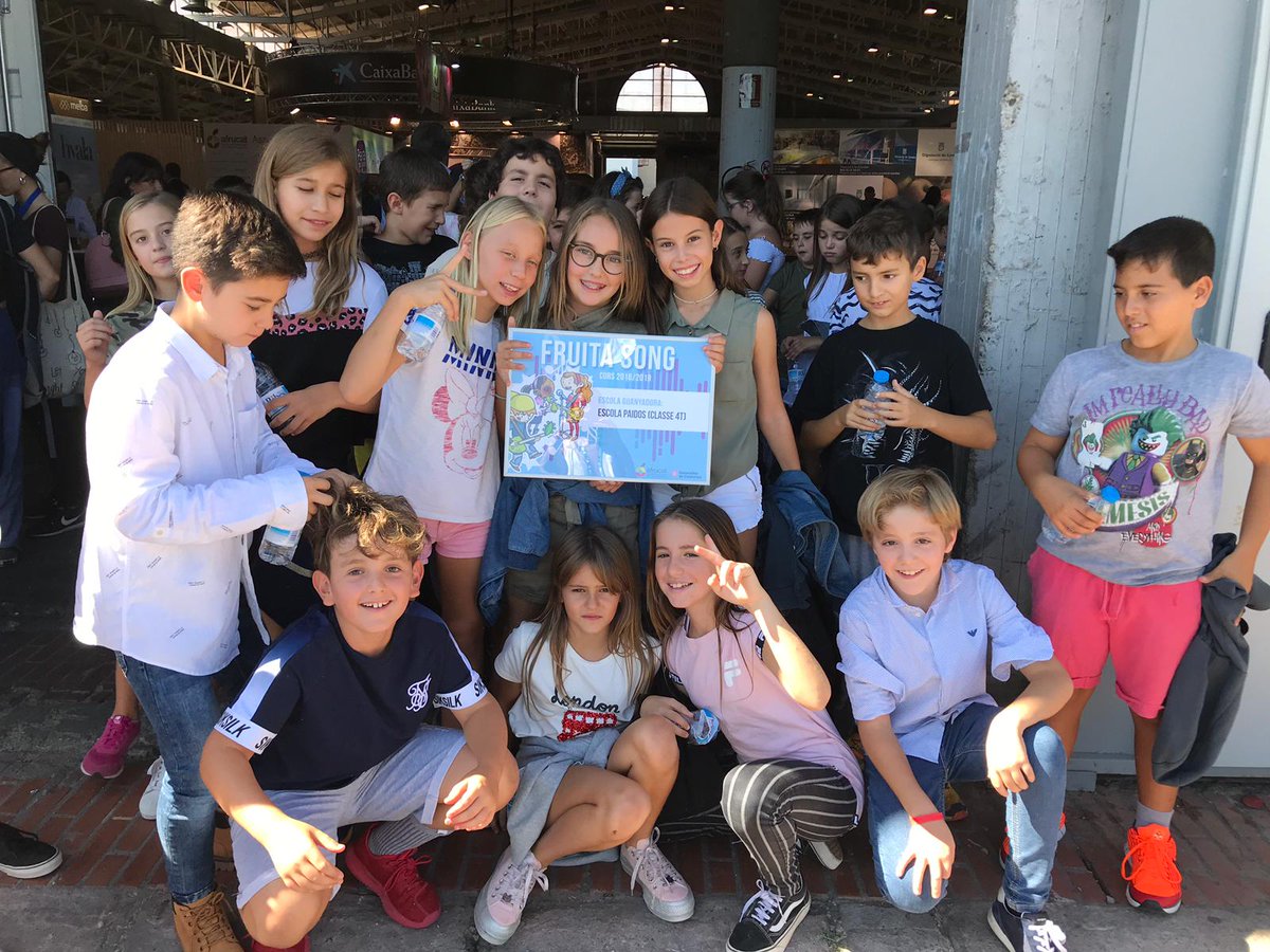 COOPPAIDOS's tweet photo. Els alumnes de 5è d' #EducacioPrimaria 👧🧒 a punt d’actuar a l’estand de la Generalitat a la fira de Sant Ramon de Lleida convidats per  @Afrucat com a guanyadors del concurs #FruitaSong2019 🍎🍐🍌 #TotsSomPaidos #ProjectesPaidos  @EscolesCoop @montpeita @FTrams @agrescatAEC https://t.co/uOKwlSWESg